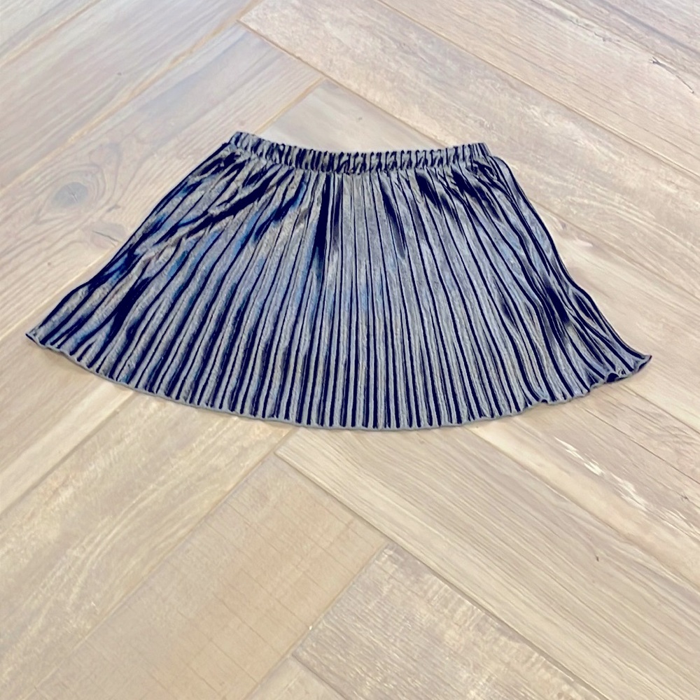 Old Navy Pleated Dark Silver Shimmer Skirt Girls Large Like New